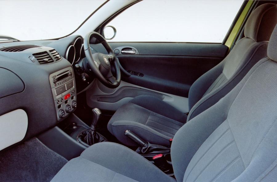 Интерьер Alfa Romeo 147 3-Door (937A) 2001 года  (UK) (фото 16 из 25)